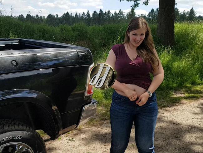 Julia Jones Porno Video: USER in seinem Auto abgemolken POV!